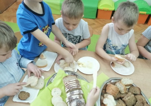 degustacja, dzieci samodzielnie wykonują kanapki
